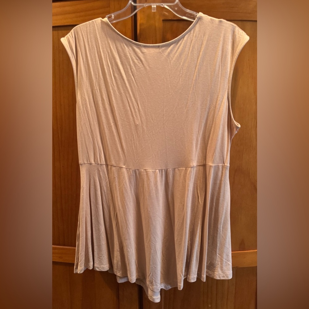 VENUS NWOT Creamy Tan Color V- Neck Sleeveless Pleated Babydoll Swing Style Top - Picture 2 of 11